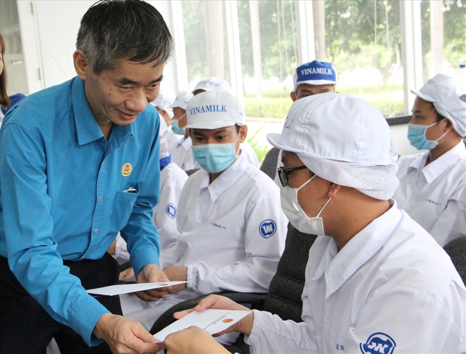 Tổng LĐLĐ Việt Nam trao quà động viên công nhân lao động. Ảnh: Đình Trọng