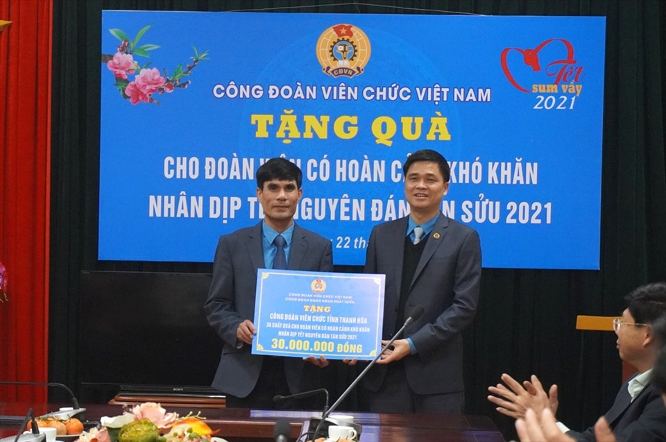 Phó Chủ tịch Tổng LĐLĐ Việt Nam Ngọ Duy Hiểu trao quà cho đại diện Công đoàn khối