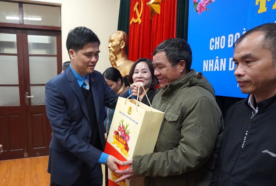 Đại diện lãnh đạo Tổng LĐLĐ Việt Nam và LĐLĐ tỉnh Thanh Hóa tặng quà tết cho các viên chức lao động khó khăn. Ảnh: Quách Du