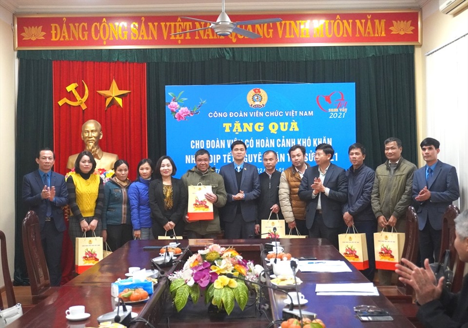 Đại diện lãnh đạo Tổng LĐLĐ Việt Nam và LĐLĐ tỉnh Thanh Hóa tặng quà tết cho các viên chức lao động khó khăn. Ảnh: Quách Du