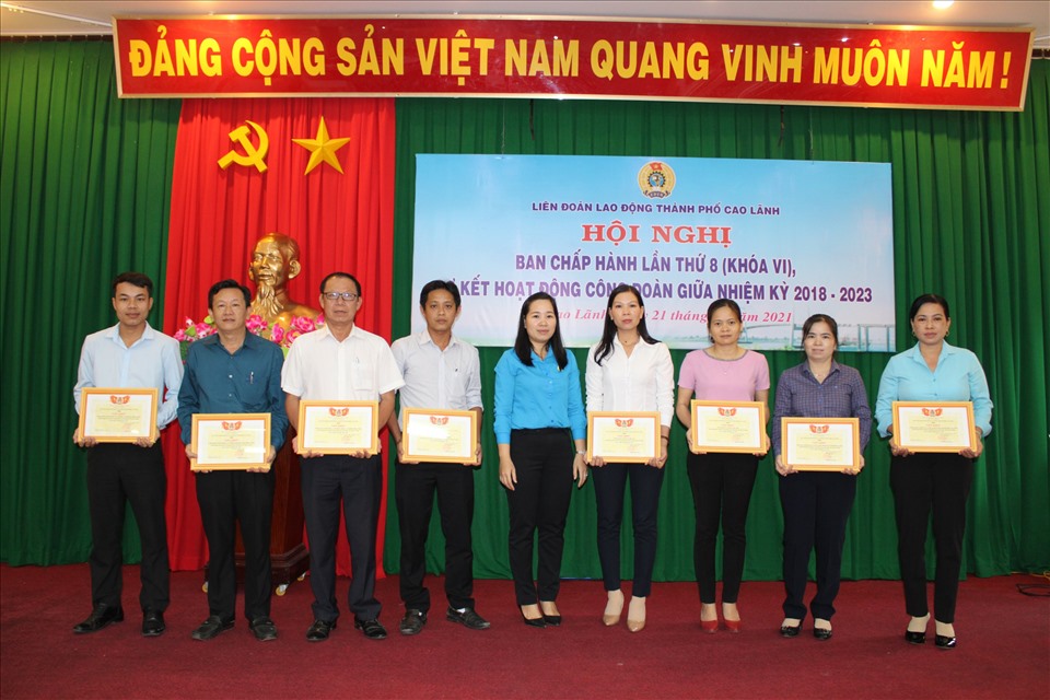 Đồng chí Huỳnh Thị Thu Thủy, chủ tịch LĐLĐ TP Cao Lãnh trao giấy khen cho các cá nhân giữa nhiệm kì. Ảnh: Trung Hiếu.