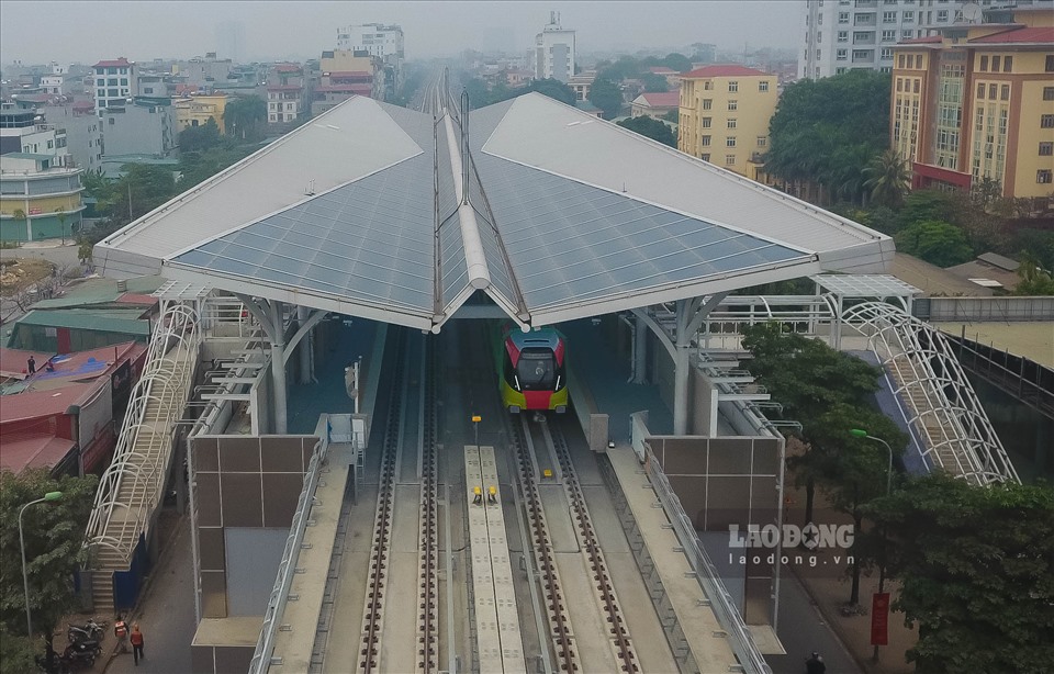Khoảng 11h30 sáng nay (22.1), đoàn tàu đầu tiên của tuyến đường sắt Nhổn - ga Hà Nội đã chạy thử nghiệm trên tuyến đường ray trên cao.