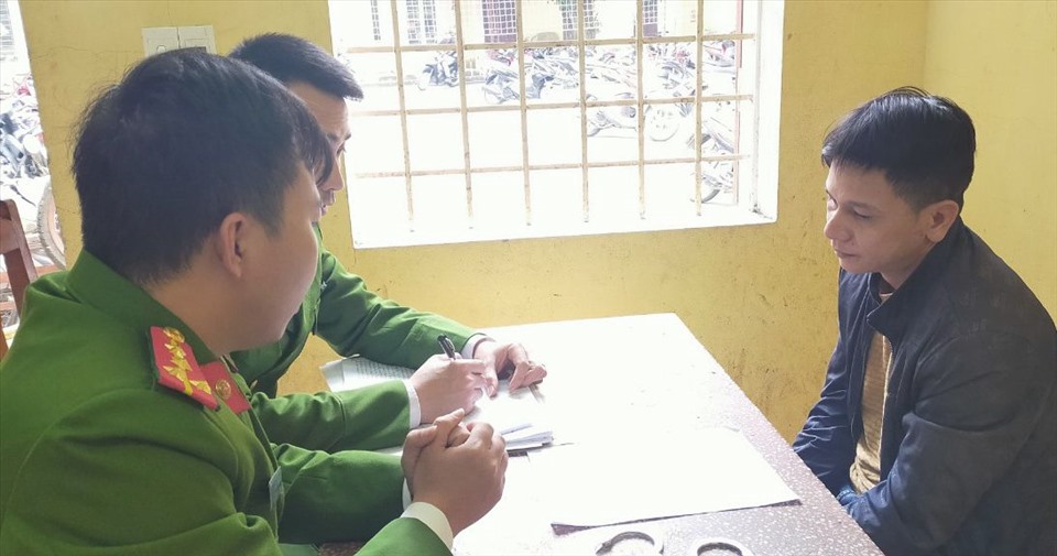 Đối tượng Nguyễn Văn Lãm bị bắt giữ tại cơ quan công an vì hành vi “Cướp tài sản“. Ảnh: CATH