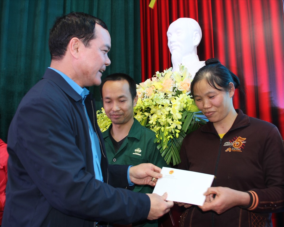 Ông Nguyễn Đình Khang, Uỷ viên Trung ương Đảng, Chủ tịch Tổng LĐLĐVN trao quà cho CNLĐ tỉnh Nam Định. Ảnh: Việt Lâm