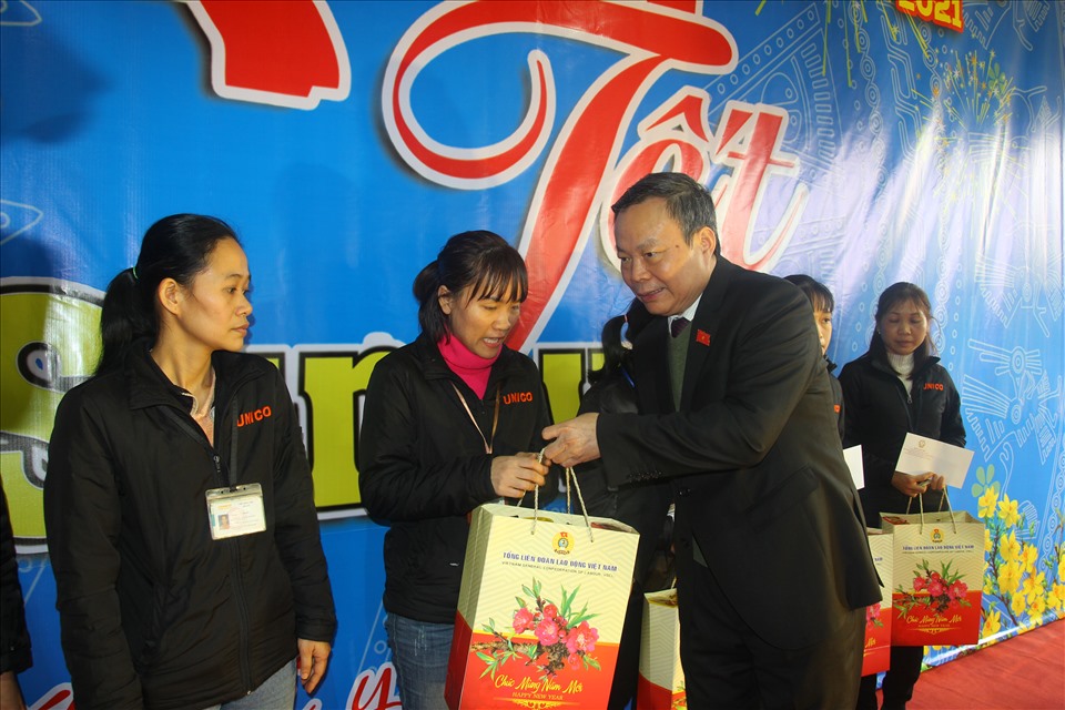 Phó Chủ tịch Quốc hội Phùng Quốc Hiển trao quà cho người lao động tỉnh Yên Bái.