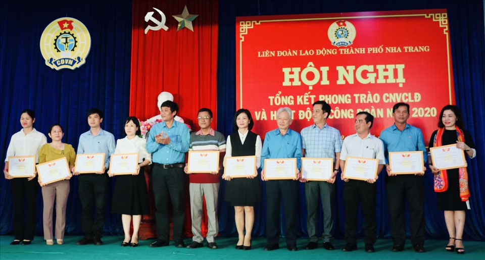 Các CĐCS được LĐLĐ tỉnh Khánh Hoà tặng bằng khen vì những thành tích đạt được trong năm 2020. Ảnh:Phương Linh