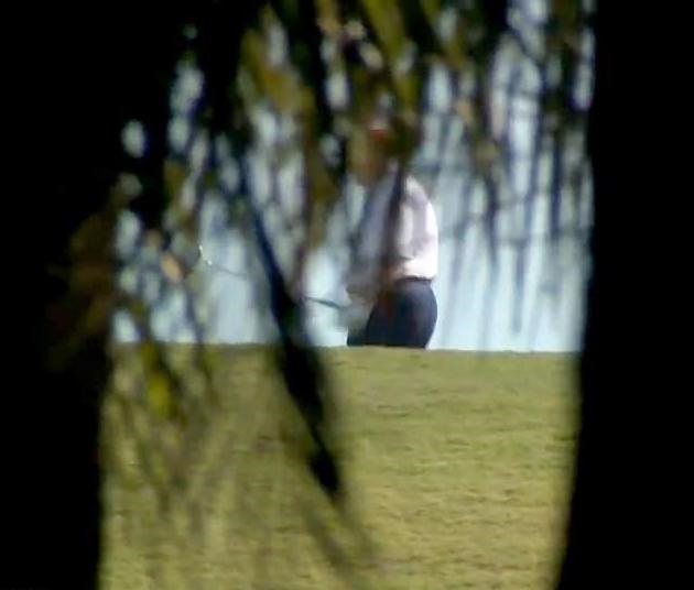 Ông Donald Trump mặc áo phông trắng, đội mũ in chữ MAGA, đi chơi golf. Ảnh chụp màn hình