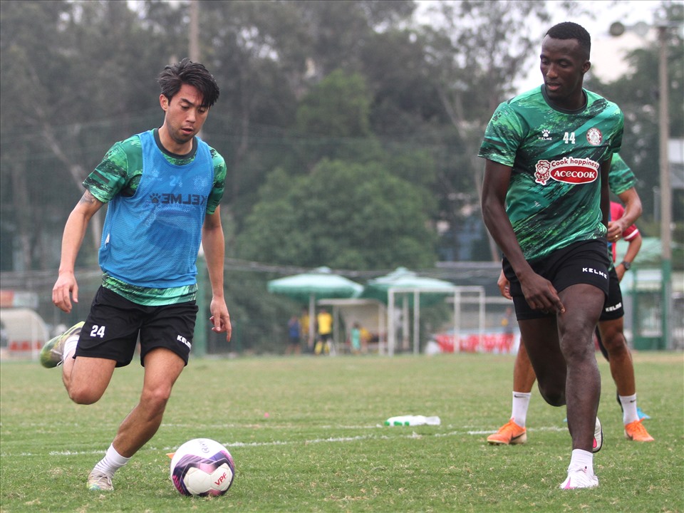 Lee Nguyễn (trái) nhiều khả năng sẽ ra sân ở màn so tài với Hồng Lĩnh Hà Tĩnh. Trận đấu diễn ra lúc 19h15 ngày ngày 24.1 trên sân Thống Nhất.