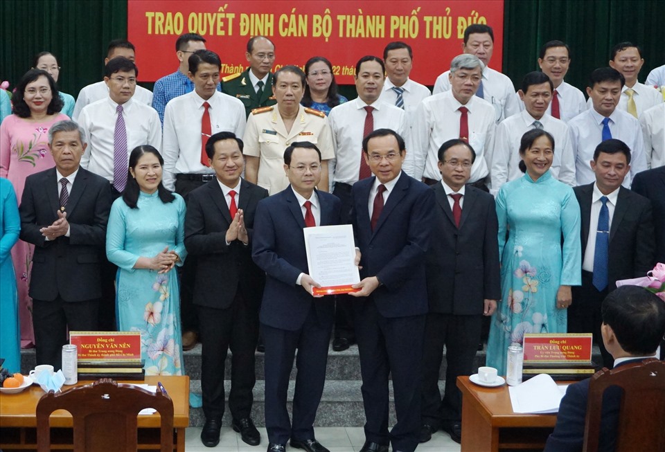 Bí thư Thành uỷ TPHCM Nguyễn Văn Nên (bên phải) trao quyết định thành lập Đảng bộ Thành phố Thủ Đức cho ông Nguyễn Văn Hiếu.  Ảnh: Minh Quân