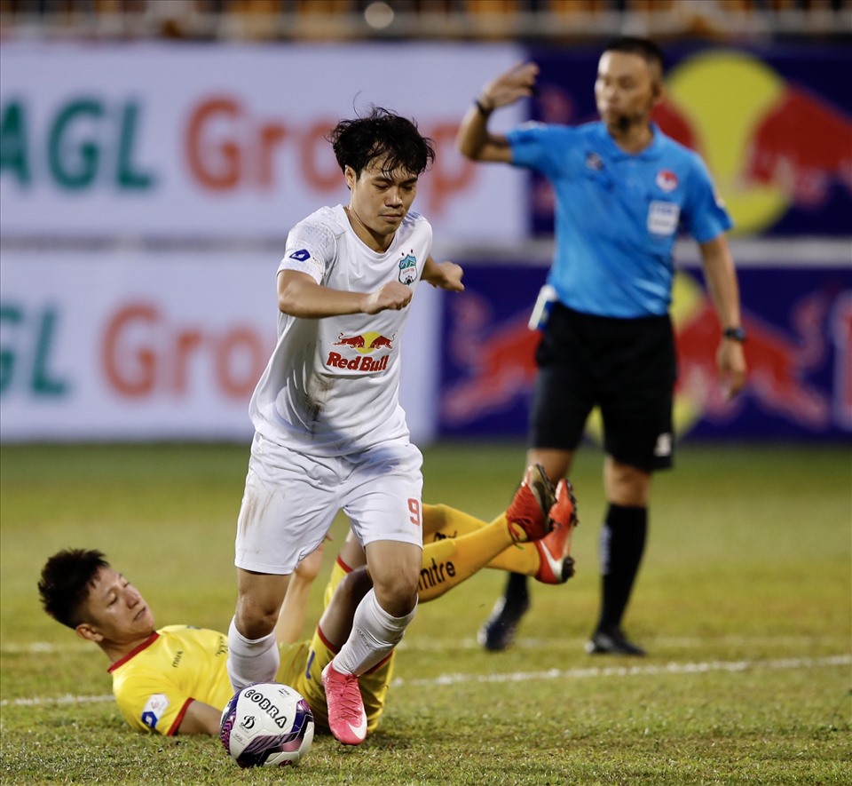 Hoàng Anh Gia Lai có trận đấu vất vả trước Sông Lam Nghệ An trên sân nhà. Ảnh: Anh Duy.