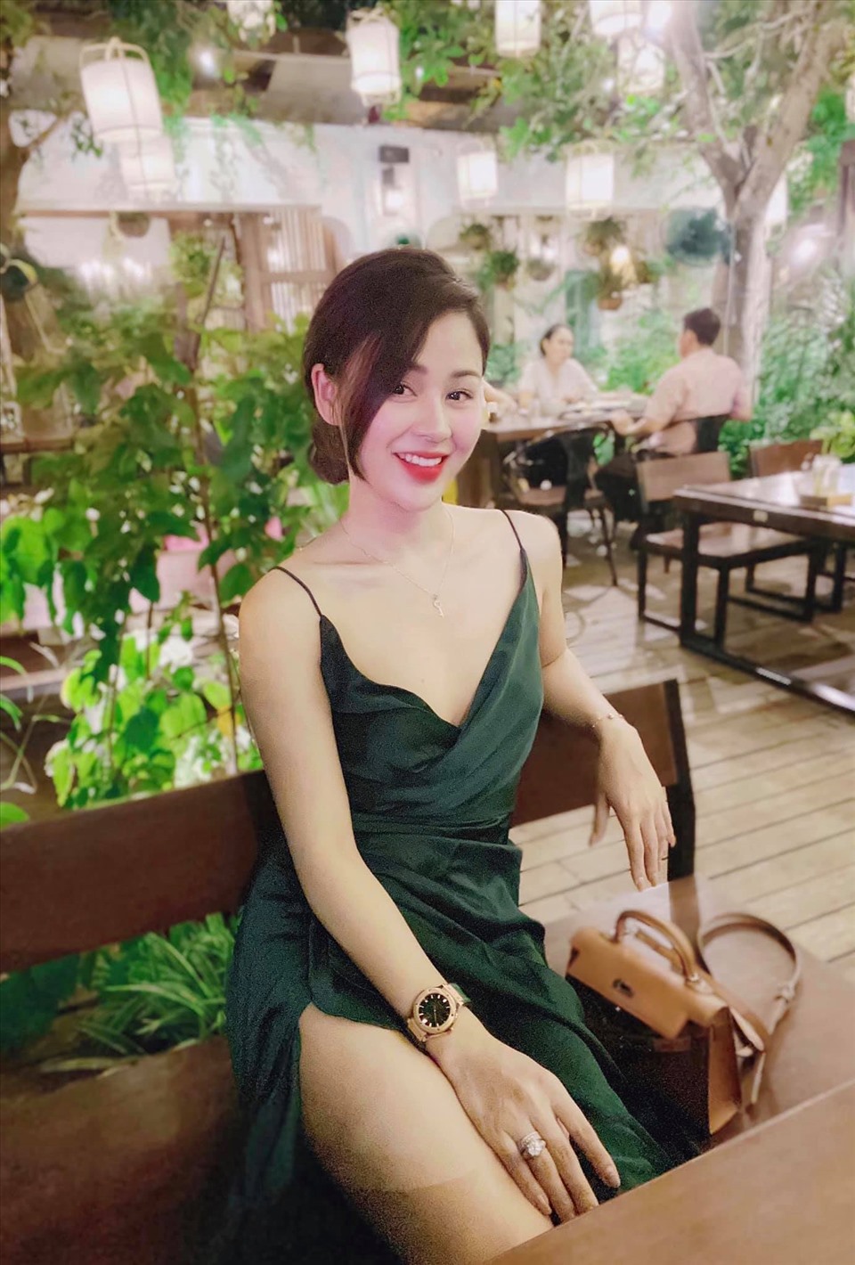 Không chỉ ăn vận sành điệu, quyến rũ ở các sự kiện lớn, đời thường Lương Thu Trang cũng lựa chọn các trang phục có thể khoe dáng vóc như đầm xẻ cao, áo crop top... Ảnh: FBNV.