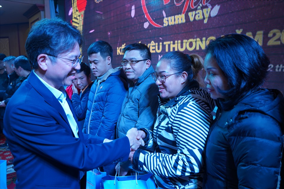 Lãnh đạo Tổng Công ty Hàng Hải Việt Nam tặng quà công nhân lao động hoàn cảnh khó khăn. Ảnh Mai Dung
