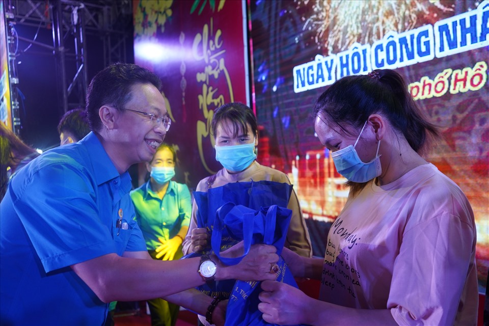 Ông Nguyễn Thành Đô, Trưởng Ban Chính sách - Pháp luật LĐLĐ TPHCM trao quà cho công nhân lao động.