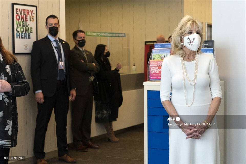 Đệ nhất phu nhân Jill Biden đã thăm trung tâm Y tế Whitman-Walker trước khi bất ngờ đến thăm các binh sĩ Vệ binh Quốc gia ở Điện Capitol. Ảnh: AFP.