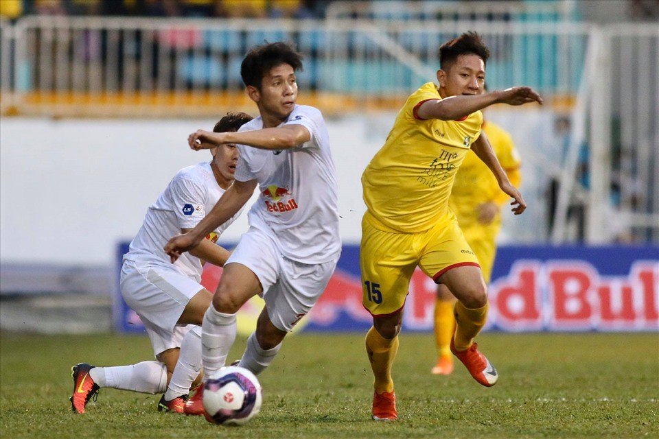 Cầu thủ Sông Lam Nghệ An luôn chơi bóng rất quyết tâm, máu lửa trong các trận đấu. Ảnh: Trương Phi.