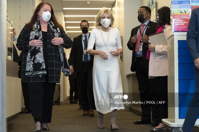 6. Đệ nhất phu nhân Jill Biden (C) nói chuyện với Kim Thiboldeaux (L) CEO của Cộng đồng Hỗ trợ Ung thư và Naseema Shafi (R) CEO của Whitman-Walker Health, trong chuyến công du của Whitman-Walker Health vào ngày 22 tháng 1 năm 2021 tại Washington, DC.