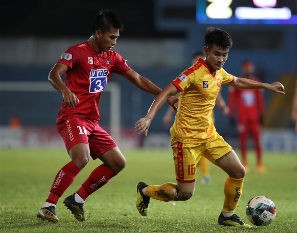 Văn Hạnh (trái) đủ điều kiện ra sân  ở vòng 2 V.League 2021. Ảnh: VPF