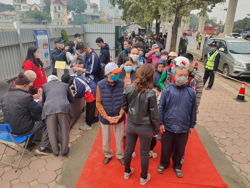 Từ sáng sớm đã có rất đông người dân đến tham quan đoàn tàu đường sắt đô thị Nhổn - ga Hà Nội.