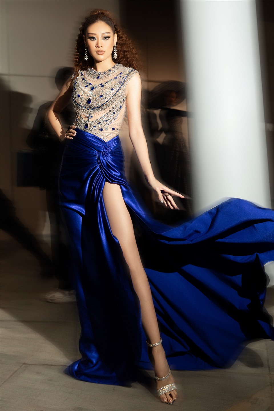 Cô cho biết thời gian qua nhiều khán giả gợi ý Khánh Vân nên thử mặc trang phục màu xanh dương, nếu hợp thì mang đến Miss Universe 2020. Khánh Vân bật mí cô đã có những phương án về trang phục dạ hội, nhưng ekip sẽ lắng nghe góp ý của khán giả để có một trang phục ưng ý và phù hợp nhất.