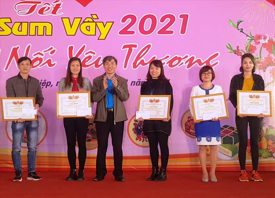 Đại diện lãnh đạo LĐLĐ tỉnh Ninh Bình trao Bằng khen cho các CNLĐ có thành tích xuất sắc. Ảnh: NT