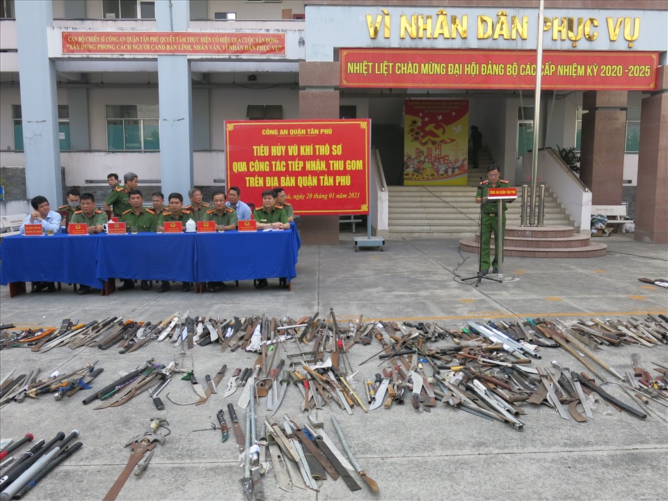 Công an quận Tân Phú tiêu hủy vũ khí thô sơ được người dân giao nộp. Ảnh: Công an cung cấp