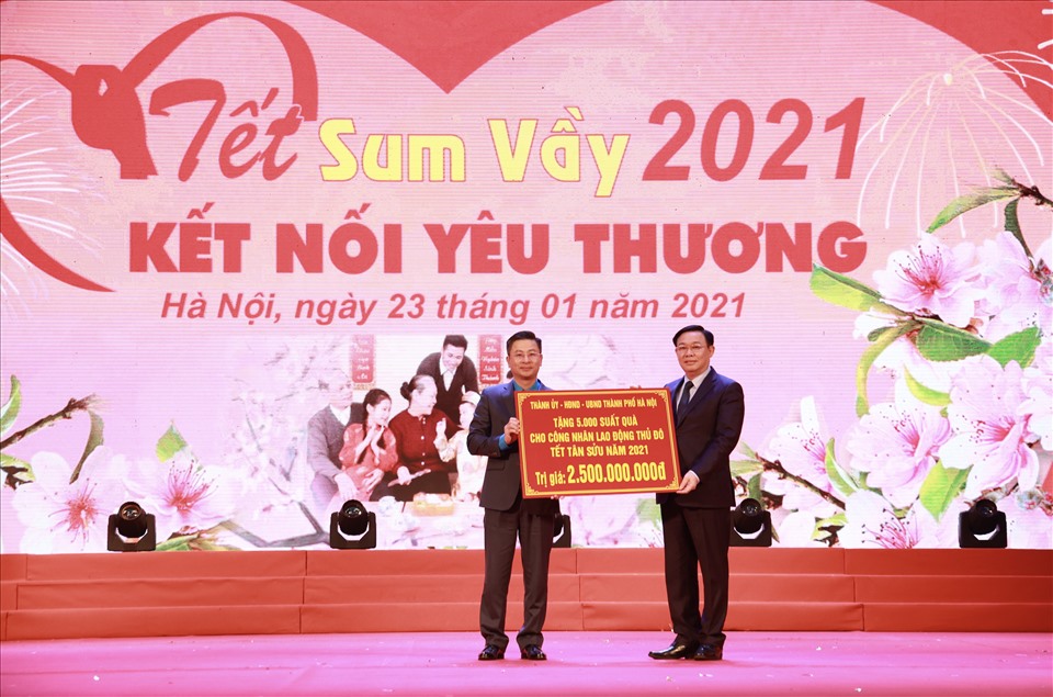 Ủy viên Bộ Chính trị, Bí thư Thành ủy Hà Nội Vương Đình Huệ (bên phải) trao các suất quà của Thành uỷ, Hội đồng Nhân dân, Uỷ ban Nhân dân TP Hà Nội tới LĐLĐ TP Hà Nội cho công nhân lao động thủ đô Tết Tân Sửu 2021. Ảnh: Hải Nguyễn