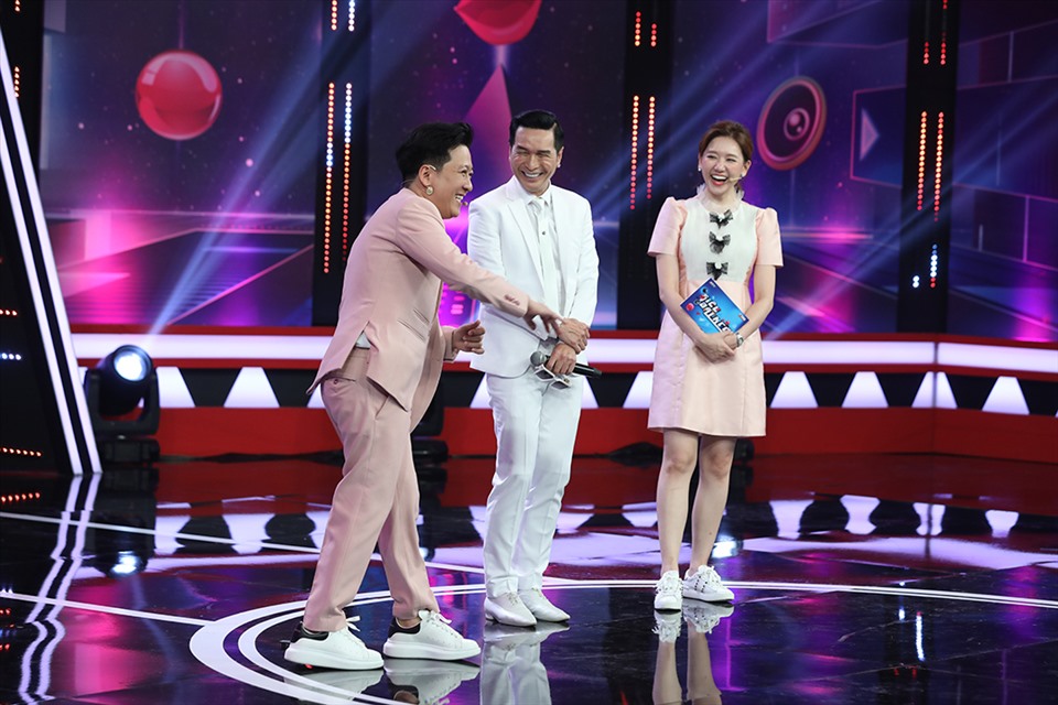 Nam ca sĩ Nguyễn Hưng bất ngờ xuất hiện tại sân khấu “Siêu bất ngờ“. Ảnh: NSX.