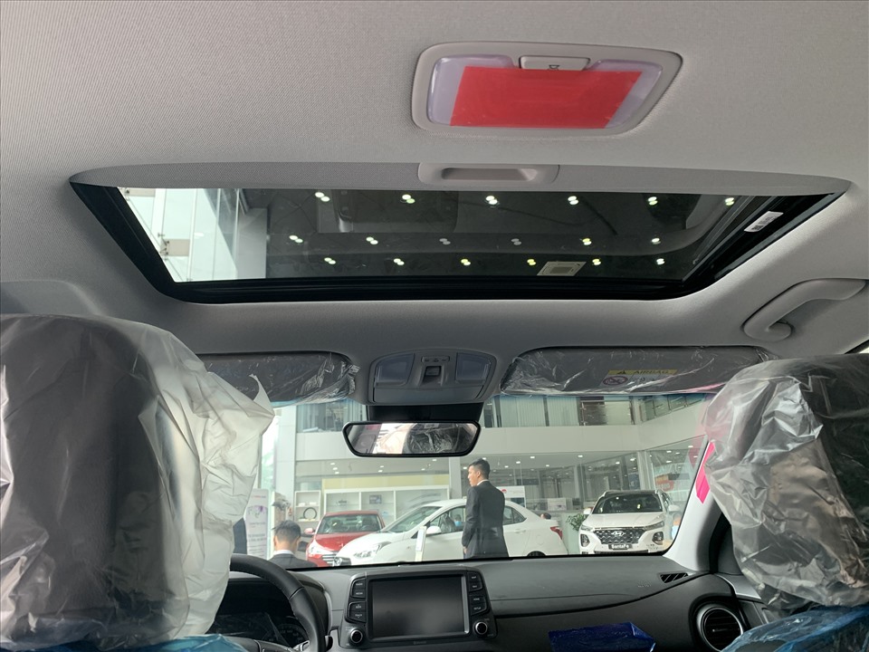 Hyundai Kona được trang bị hàng loạt tiện nghi như: Điều hoà tự động, gương chiếu hậu trong chống chói tự động, cửa sổ trời hàng ghế trước, chìa khoá thông minh & khởi động nút bấm, 6 loa, kính lái chỉnh điện tự động..