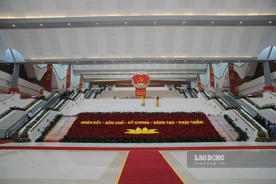Trung tâm Hội nghị Quốc gia được trang hoàng chào mừng Đại hội Đại biểu toàn quốc lần thứ XIII của Đảng. Ảnh: Trần Vương/LĐO