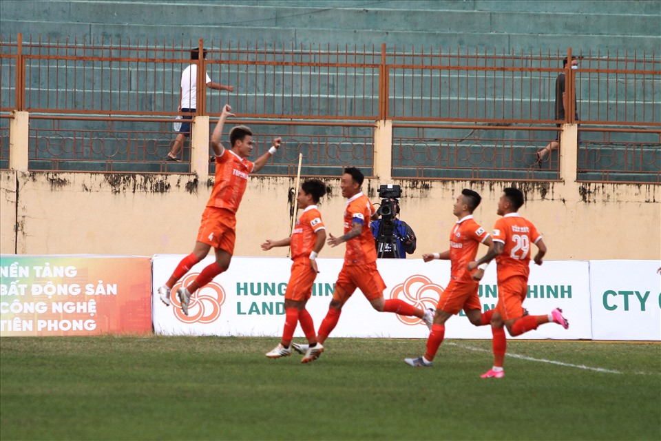 Không phụ lòng khán giả đã vượt đường xa, hậu vệ Hồ Tấn Tài sớm đưa Bình Định vươn lên dẫn trước khi ghi bàn ở phút thứ 4. Đây cũng là bàn thắng mang về chiến thắng tối thiểu cho Bình Định.