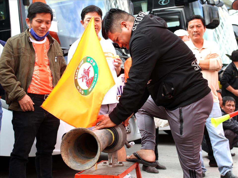 Nhiều dụng cụ phát ra những âm thanh lớn được cổ động viên Bình Định mang đến Nha Trang.