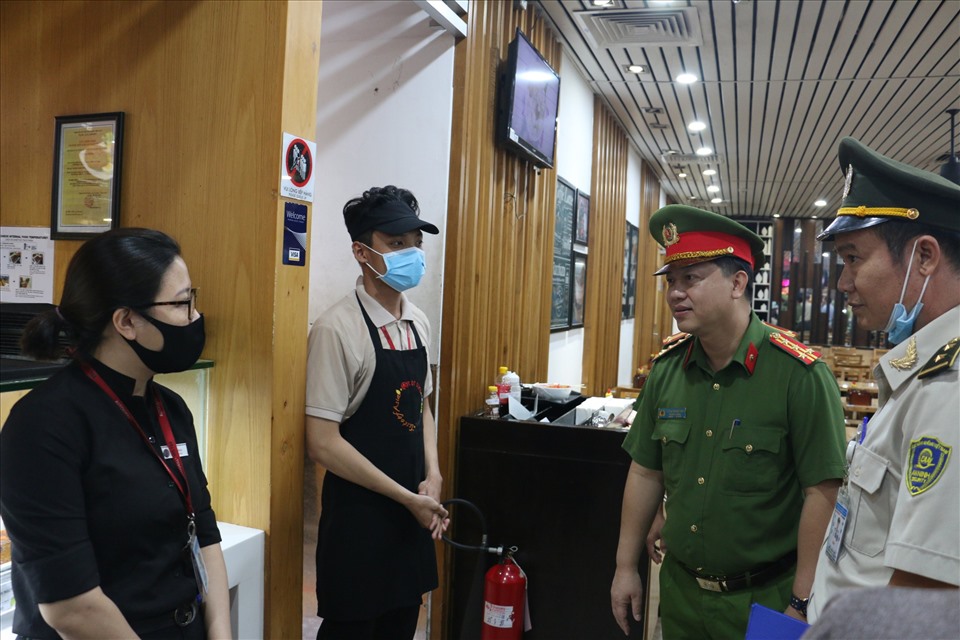 Đại tá Huỳnh Quang Tâm - Trưởng Phòng PC07 - Công an TPHCM kiểm tra an toàn PCCC tại các cơ sở trọng điểm. Ảnh: 114 Công an TPHCM
