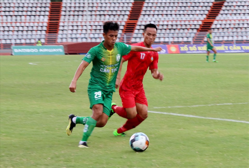 Cầu thủ Cần Thơ (áo xanh) trong một trận đấu mùa giải hạng nhất 2020. Ảnh: Dương Thu.