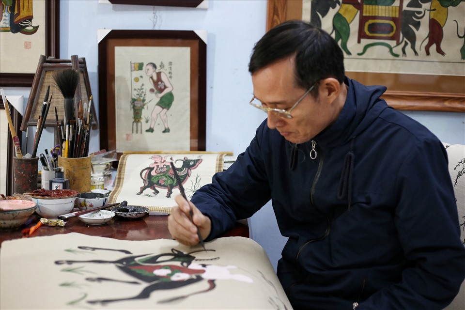 Nghệ nhân Nguyễn Hữu Quả (58 tuổi là một trong 3 người trong làng Đông Hồ còn theo nghề làm tranh dân gian.