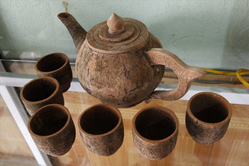 Một bộ ấm chén uống trà được sản xuất hoàn toàn thủ công từ cây quế. Ảnh: Văn Đức.