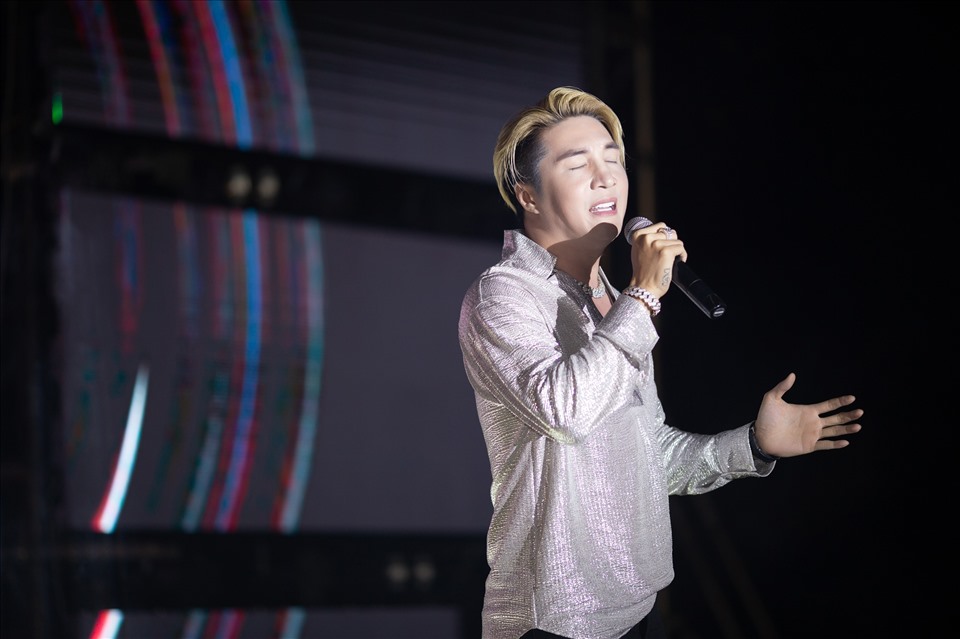 Dù chương trình chỉ cho phép hát 2 bài nhưng Lâm Chấn Khang vẫn nán lại hát thêm để phục vụ khán giả.