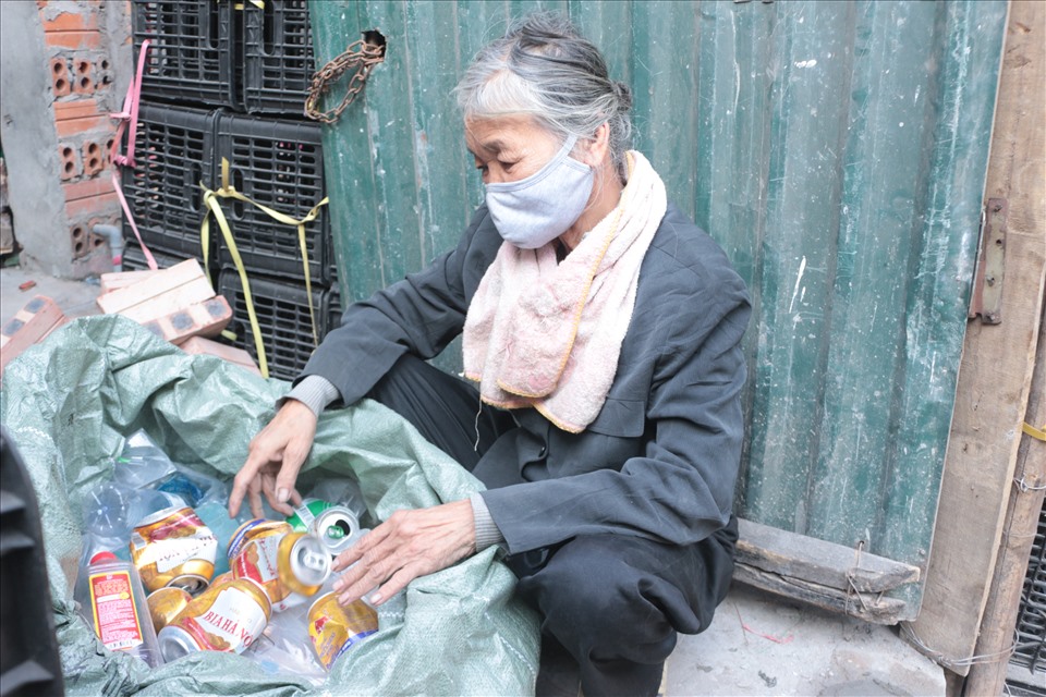 Dù 71 tuổi, nhưng nặng gánh trên vai nên hàng ngày bà Ba vẫn cố gắng đi nhặt phế liệu nuôi người con mất trí