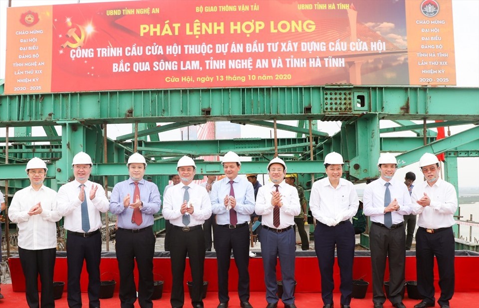 Lãnh đạo Bộ GTVT, Nghệ An và Hà Tĩnh thực hiện nghi thức hợp long cầu Cửa Hội. Ảnh: TD