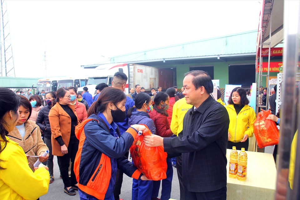 Đồng chí Tạ Văn Long - Phó Bí thư Thường trực Tỉnh uỷ Yên Bái trao quà cho người lao động tại Công ty CP An Tiến Industries.
