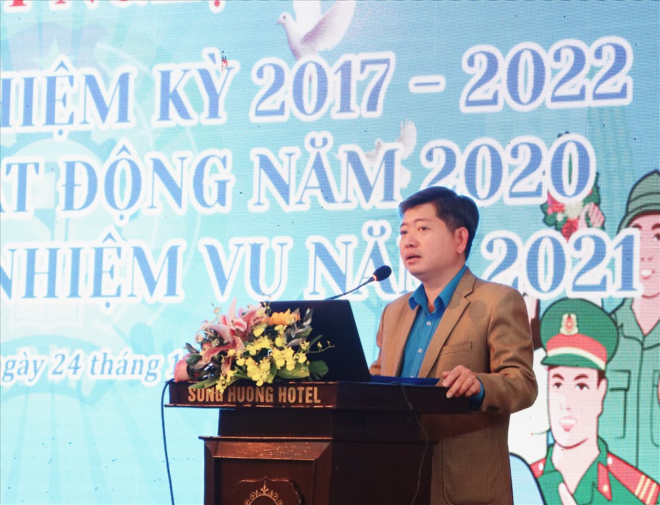 Ông Phan Hồng Anh - Phó Chủ tịch LĐLĐ Thừa Thiên Huế phát biểu tại hội nghị. Ảnh: PĐ.
