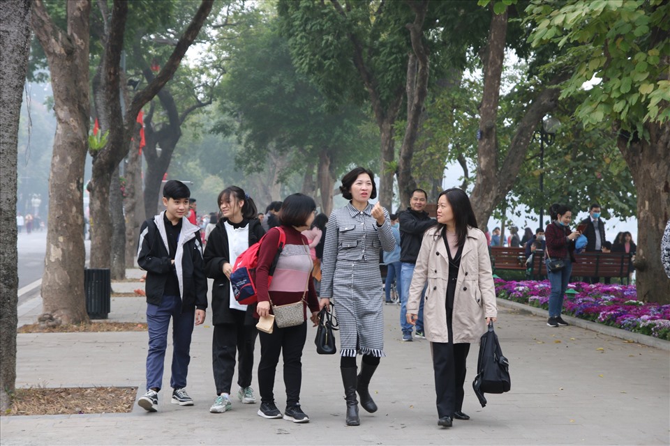 Trong khu vực phố đi bộ, nhiều người dân vẫn chưa nghiêm túc thực hiện việc đeo khẩu trang.