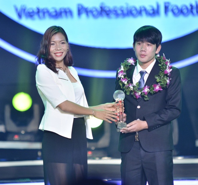 Khi mới hơn 18 tuổi, Minh Vương đã được bầu là cầu thủ trẻ hay nhất V.League 2014. Ảnh: Nguyễn Đăng.