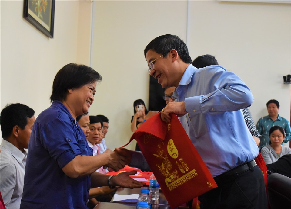 Chủ tịch Công đoàn ngành giáo dục Việt Nam thăm hỏi, động viên và trao quà cho các giáo viên không may mắc bệnh hiểm nghèo. Ảnh: Thành Nhân
