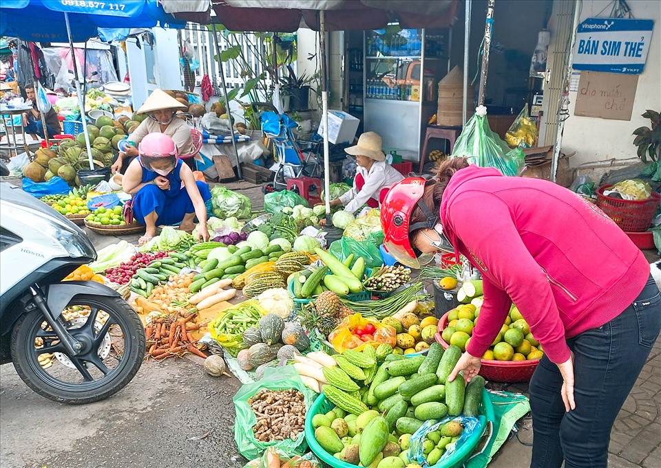 Chị Đặng Thị Phương (khách mua hàng) cho biết: “Năm nay người dân mua bán chậm hơn nhiều so với những năm trước, không khí cũng ít nhộn nhịp hẳn. Các mặt hàng năm nay giá cả phải chăng, phù hợp với túi tiền của người dân lao động. Qua một năm đầy biến động, cho nên cũng ảnh hưởng ít nhiều đến kinh tế mỗi gia đình. Hy vọng rằng trong năm mới, mọi thứ sẽ trở nên khởi sắc hơn, đời sống người dân được ổn định hơn “.