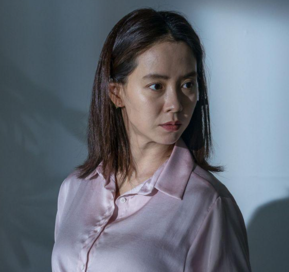 Song Ji Hyo thu hút khán giả trong phim “Kẻ xâm nhập”. Ảnh nguồn: Xinhua.