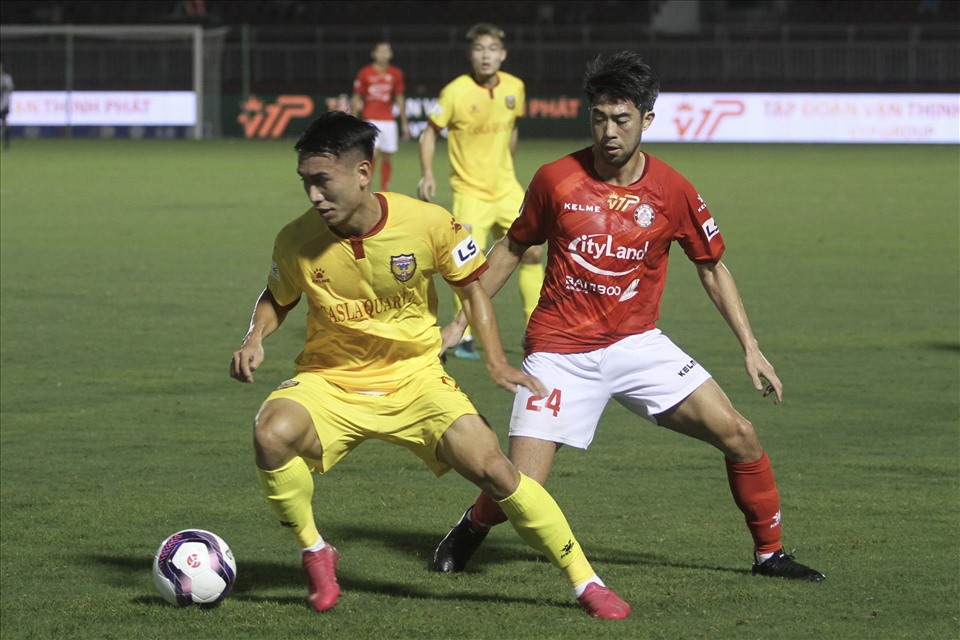 Lee Nguyễn gián tiếp giúp Võ Huy Toàn ghi bàn mở tỷ số ở phút 62.