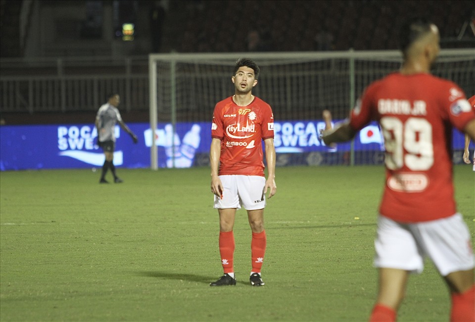 Lee Nguyễn không ít lần tỏ ra thất vọng khi các đồng đội không chuyền bóng dù anh đã ở vị trí trống trải.