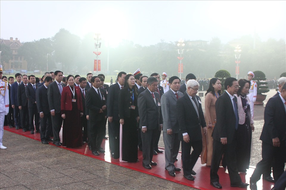 Sáng nay (25.1), các đại biểu dự Đại hội XIII của Đảng đã vào Lăng viếng Chủ tịch Hồ Chí Minh. Ảnh T.Vương