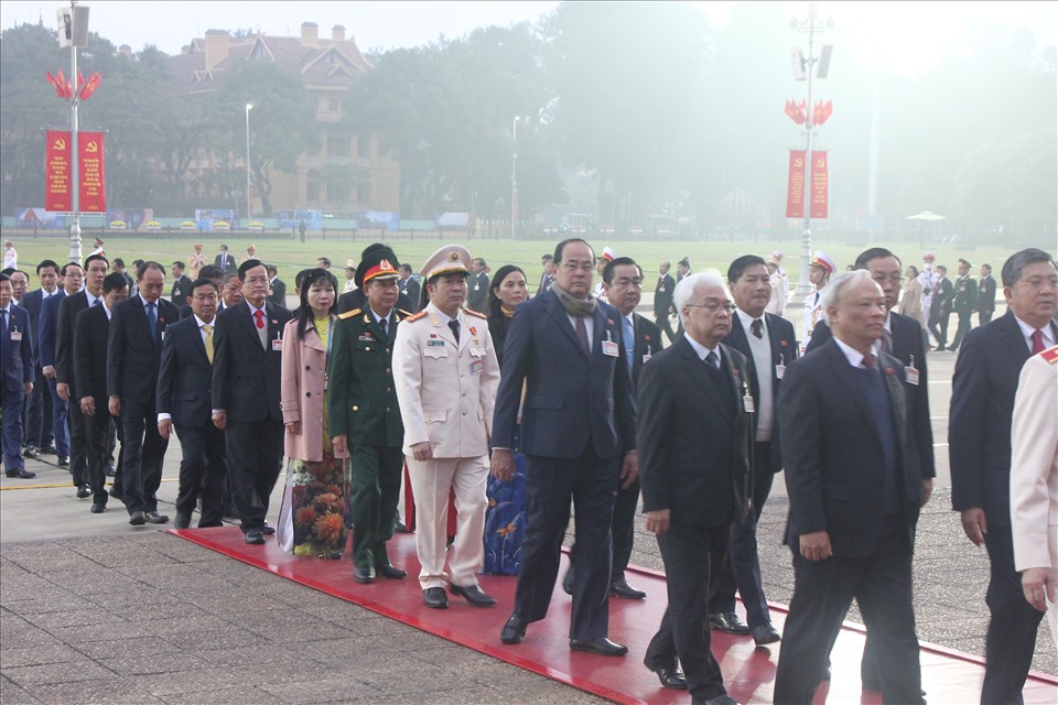 Các đoàn Đại biểu vào viếng Lăng Chủ tịch Hồ Chí Minh. Ảnh T.Vương