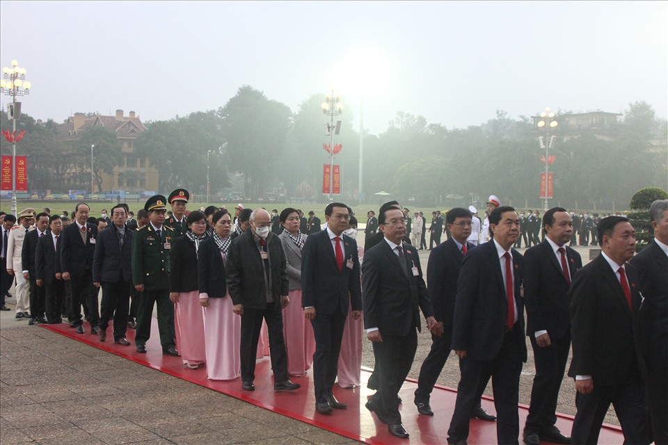 Các đoàn Đại biểu vào viếng Lăng Chủ tịch Hồ Chí Minh. Ảnh T.Vương